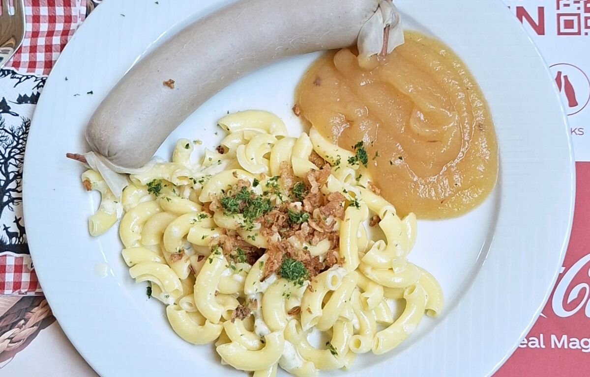 Appezoeller Siedwurscht mit Chaeshoernli und Oepfumues